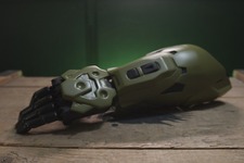 マスターチーフのような義手をもっと子供たちに！『Halo』開発元が義肢を提供する団体とのパートナーシップを拡大 画像