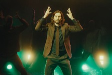今宵、アラン先生が踊り歌う―『Alan Wake 2』作中ミュージカル「Herald of Darkness（闇の使者）」公式MV登場