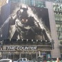【現地フォトレポ】『バットマン：アーカムナイト』がNYに舞い降りる―巨大広告がタイムズスクエアに出現