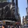 【現地フォトレポ】『バットマン：アーカムナイト』がNYに舞い降りる―巨大広告がタイムズスクエアに出現