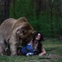 本物の熊とツーショット！『トゥームレイダー』ララ・クロフトの本気過ぎるコスプレ
