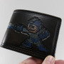 デートの会計時もこれならOK！ 『ロックマン』が高級感あふれる本革財布になって登場