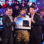 PS4の日本購入者第1号はネコミさん ― SCE社長が本体を手渡し