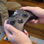 Xbox Oneのコントローラーを実際に触らせていただきました。トリガーの感触が良かった印象。