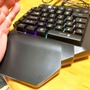 【珍ハードウェア開拓記】「ばいーんっ」とした独特の打鍵感。1,130円の片手用ゲーミングキーボードの実力は！？