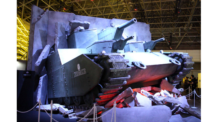 【TGS 15】巨大すぎる超重戦車オイがWargamingブースに設置！IV号戦車実物大プロップも