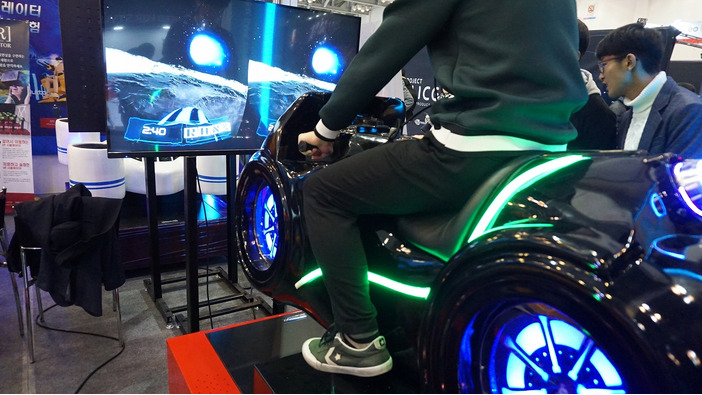 VRシューティングを大型筐体でプレイ、縦の動きに恐怖！【G-STAR 2016】