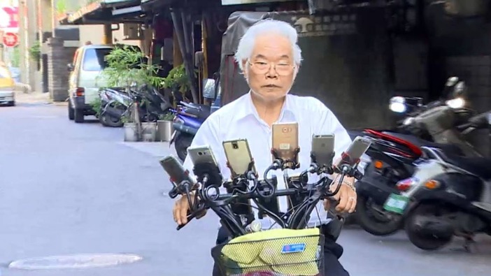 自転車に9台のスマホ、その理由は『ポケモンGO』？台湾在住70歳のヘビーユーザーおじいちゃん