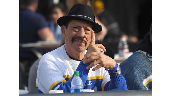 名悪役！御年75歳のダニー・トレホが『あつ森』をゲット―「誰か招待パスいる？」