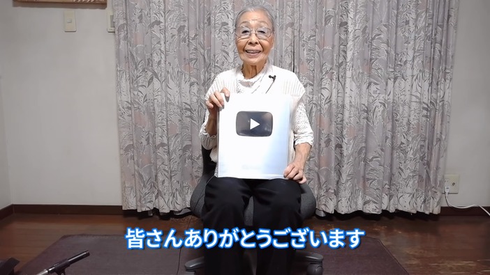 ギネス記録も持つ90歳のゲーマーグランマがYouTube銀の盾を入手！チャンネル登録者10万人突破記念品