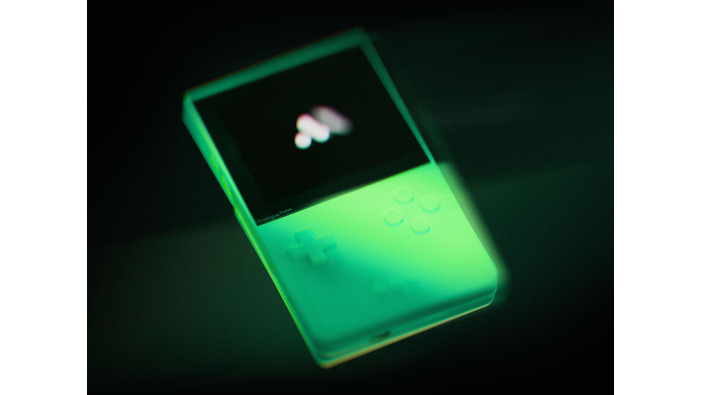 暗闇で光る！蓄光ボディの携帯ゲーム互換機9月に数量限定販売