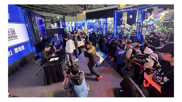 日本ファルコム代表取締役の近藤季洋氏によるサイン会の様子