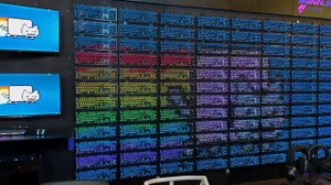ゲーミングキーボード約100個を並べて巨大ディスプレイを制作！様々なミーム動画が再生される 画像