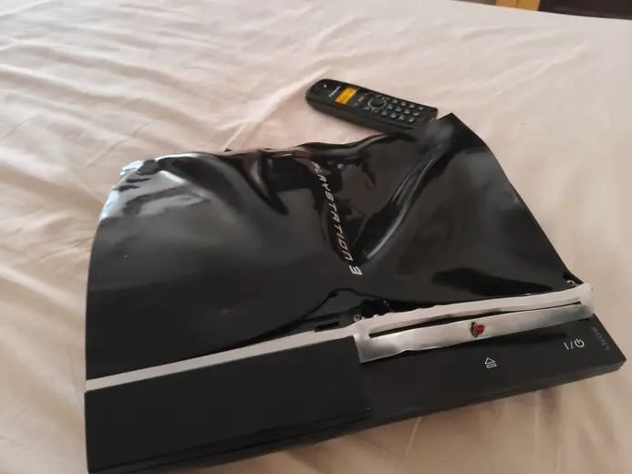 うっかりPS3を溶かしちゃった！？悲惨な姿でもなお動くコンソールの雄姿が注目