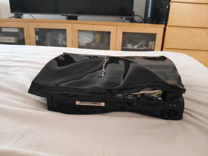 うっかりPS3を溶かしちゃった！？悲惨な姿でもなお動くコンソールの雄姿が注目