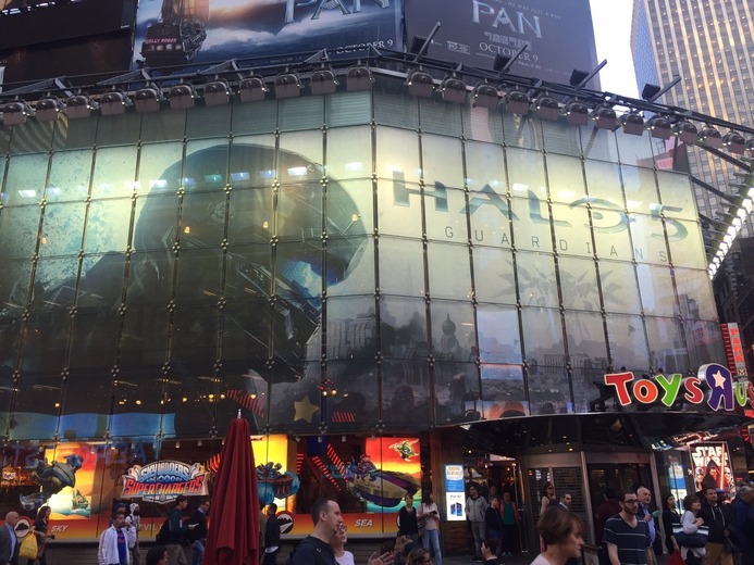 【現地フォトレポ】NYトイザらス旗艦店に『Halo 5』大型広告が登場―店内には特設コーナーも