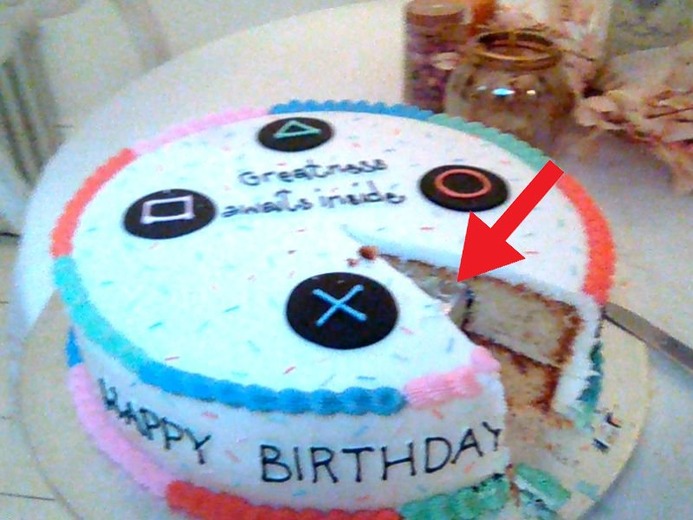 人気配信者PewDiePieがSCEA特製「プレステ誕生日ケーキ」ゲット、中にはお宝アイテムも！