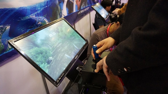 【G-STAR2015】ゲームセンター用VR筐体を発見、ジョイステックとOculus Riftを搭載