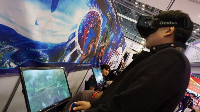 【G-STAR2015】ゲームセンター用VR筐体を発見、ジョイステックとOculus Riftを搭載