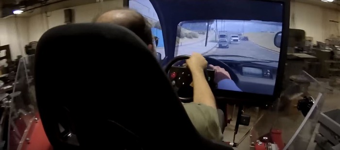 運転以外はどうするの？『GTA V』を大型ドライビングシミュレーターでプレイ