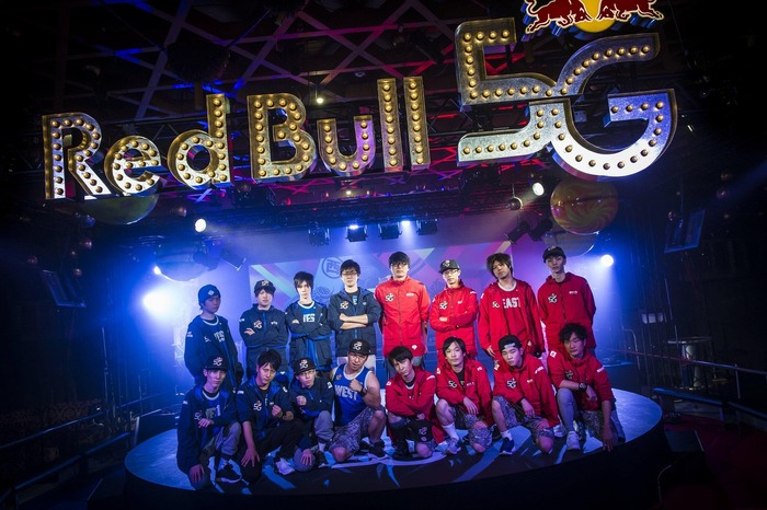東西対抗ゲームトーナメント「Red Bull 5G 2015 FINALS」は3対2で西側が勝利