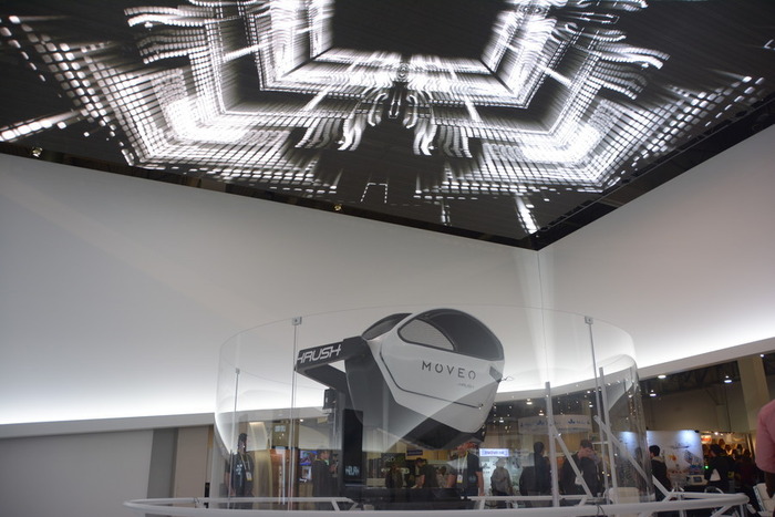 360度回転のVR体感ゲーム筐体「Moveo」がCESで披露