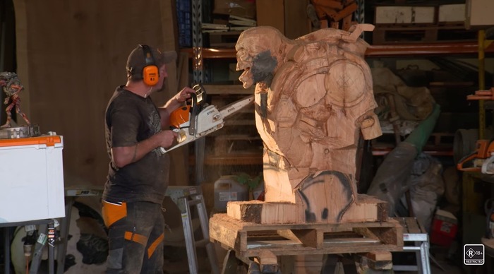 チェーンソーで挑むハードコア彫刻！『DOOM』ローンチ記念映像