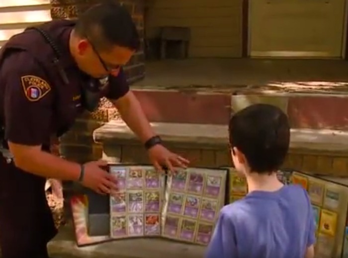海外の少年が『ポケモン』カード窃盗被害…落ち込む少年へ警官が激レア「ミュウ」贈る
