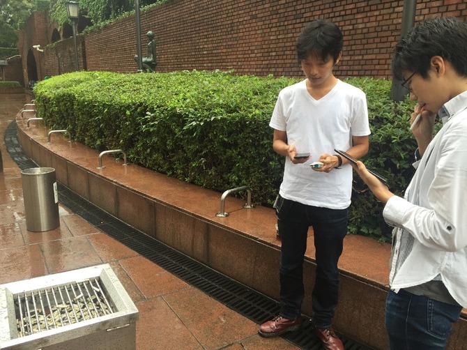 『ポケモンGO』配信直後に西新宿でピカチュウやレアコイルをゲット！雨ながら多くのトレーナーの姿が