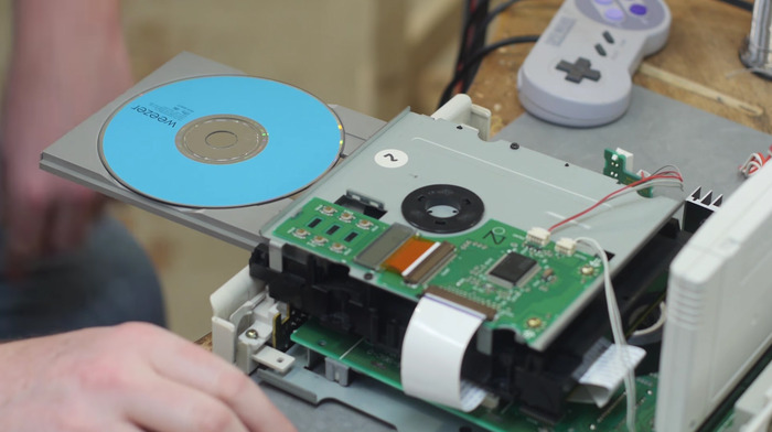 海外改造マニアによる任天堂版「PlayStation」の修理が完了！―CD-ROMドライブも動作