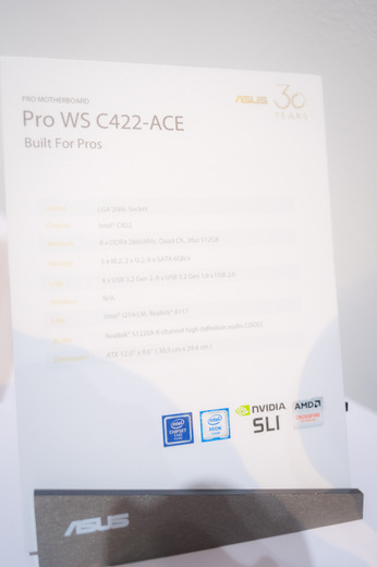 創立30周年のASUSが本革カバー付ノートPC、12GBメモリスマホ、マザーボードの記念モデルを発表