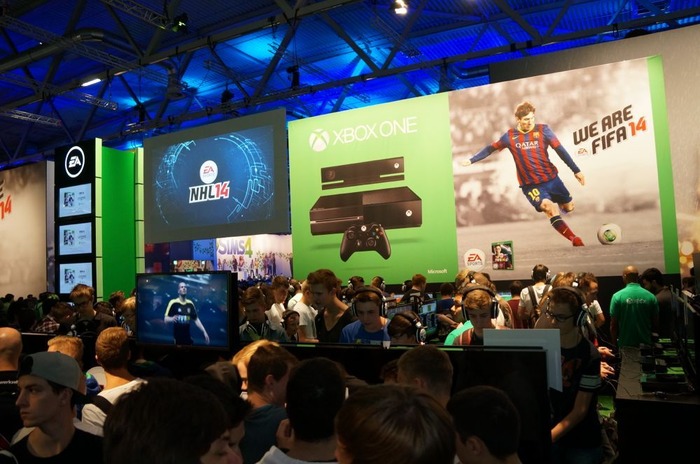 マイクロソフトブース、サッカーゲームの『FIFA 14』は、Xbox One版、Xbox 360版とブースを並べて性能差をアピールした。