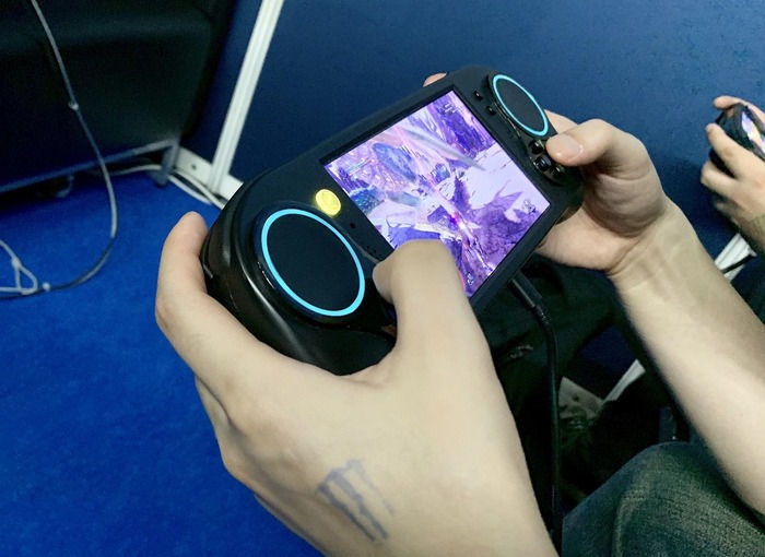 【吉田輝和のTGS絵日記】ウワサのポータブルゲーミングPC「SMACH Z」を触ってみた!