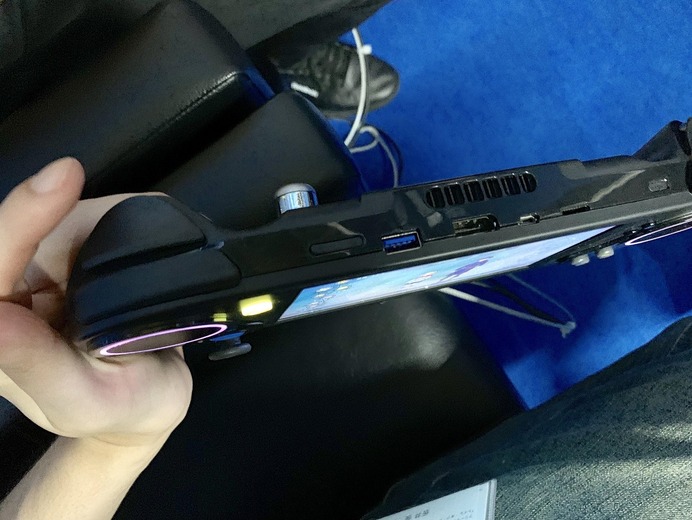 【吉田輝和のTGS絵日記】ウワサのポータブルゲーミングPC「SMACH Z」を触ってみた!