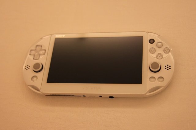 【東京ゲームショウ2013】薄く、そして軽く、ポップに、新型PS Vitaをチェックに