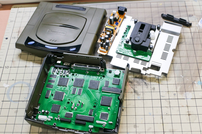 バンダイ2/5「セガサターン」プラモレビュー……90年代ゲームハードが模型として蘇る【ゲーム系プラモって実際どう?】