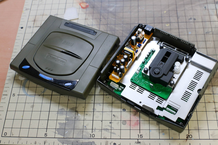 バンダイ2/5「セガサターン」プラモレビュー……90年代ゲームハードが模型として蘇る【ゲーム系プラモって実際どう？】