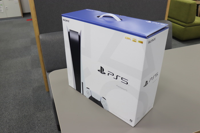 編集部にPS5が到着！まずは外箱をじっくりチェックだ……！