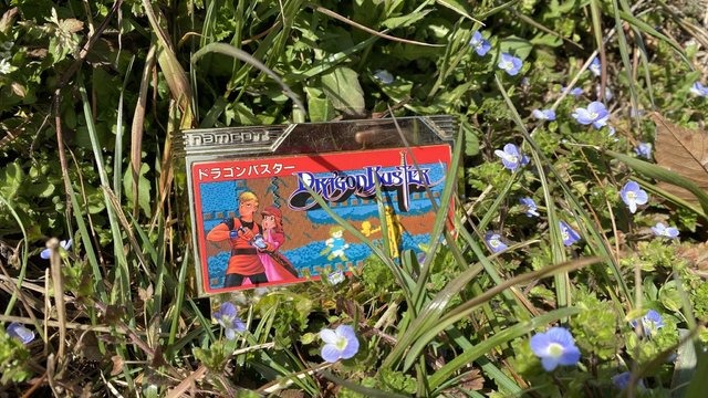 【実験】ファミコンのゴールドカートリッジ、その反射光はどこまで届く?その輝きは野山に満ちて