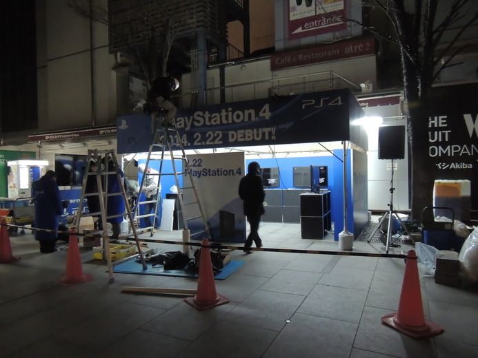 【PS4発売特集】発売目前！ヨドバシAkibaでは20人超が行列を作る ― スパくんも秋葉原でお祭りに参加