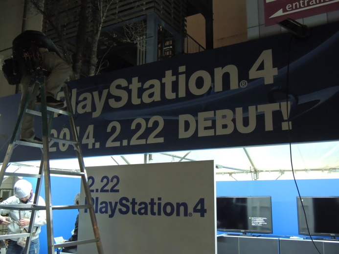 【PS4発売特集】発売目前！ヨドバシAkibaでは20人超が行列を作る ― スパくんも秋葉原でお祭りに参加