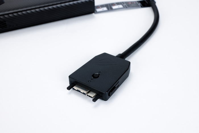 XG Mobileの接続コネクタのアップ。USB Type-CとPCIe3.0x8の2つの部分に分かれている。撮影：勝山弘一。