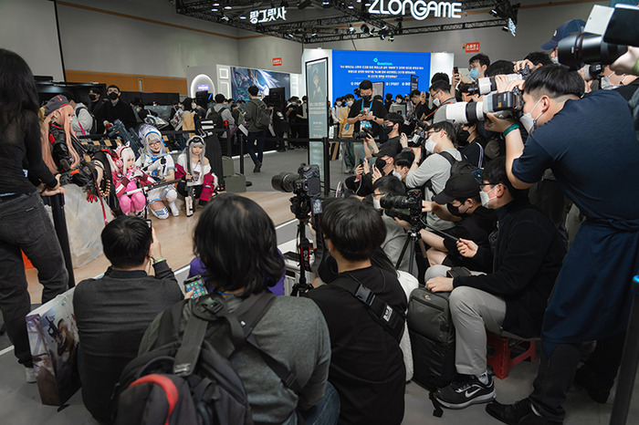 【G-STAR 2022】『NIKKE』ラピのコスプレイヤーはクールビューティー！抜群のポージングで魅せる【写真14枚】