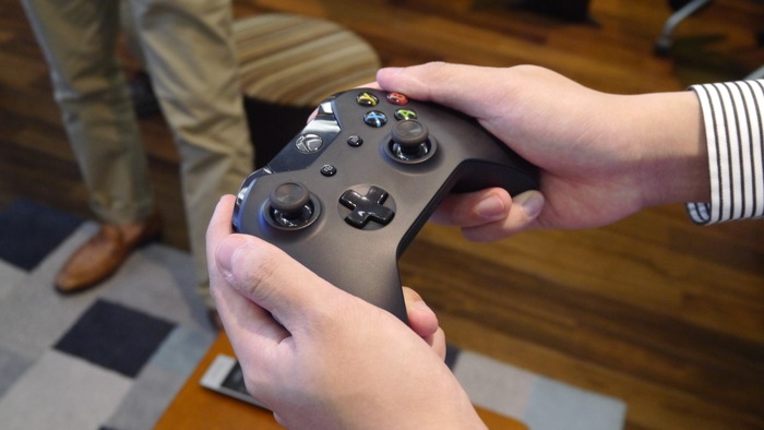 Xbox Oneのコントローラーを実際に触らせていただきました。トリガーの感触が良かった印象。