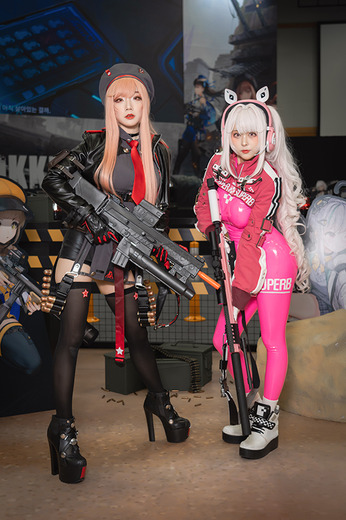 ラピ、アリス『勝利の女神:NIKKE』/AZA(Twitter:@azamiyuko_cos)DyangYi(Twitter:@DyangYi)、撮影:乃木章