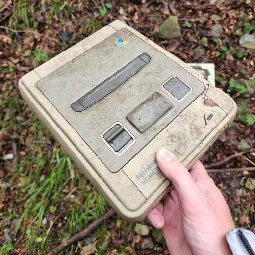 栃木の山奥で発見!スーパーファミコン&スーパースコープが捨てられていた…レーザーディスクなど懐かしの品も