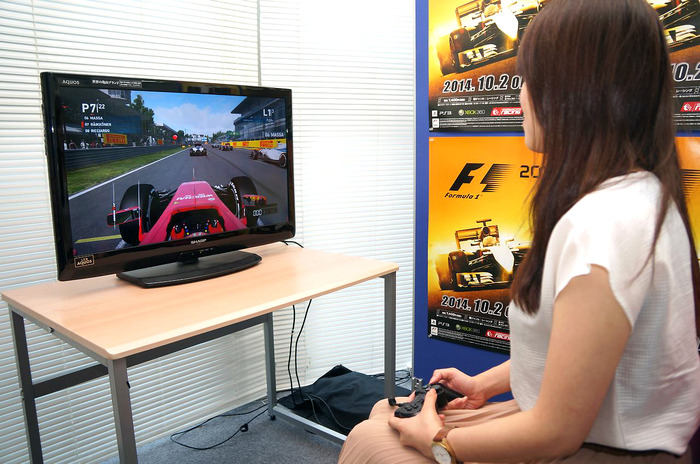 日本グランプリ直前に発売される『F1 2014』、レースゲーム初心者の女性編種部員が “Very Easy”モードで挑戦