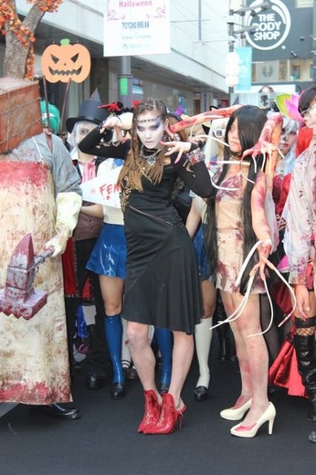 「サイコブレイク × 土屋アンナ Presents Shinjuku Magic of Halloween」イベントが開催。仮装パレードやミニライブで新宿は異様な雰囲気に