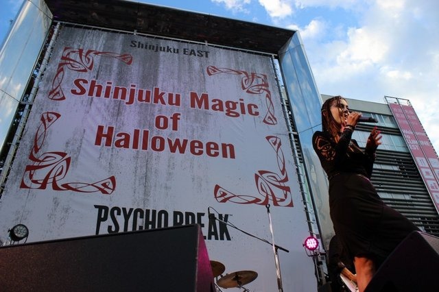 「サイコブレイク × 土屋アンナ Presents Shinjuku Magic of Halloween」イベントが開催。仮装パレードやミニライブで新宿は異様な雰囲気に