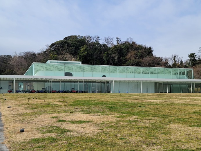 横須賀の海際に建てられた横須賀美術館の本館。宮武一貴氏によれば、構造的にはタンカーなのだという。